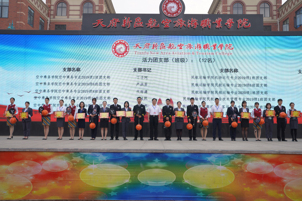 黨委書記、督導(dǎo)專員王元瓏為活力團支部頒獎.jpg